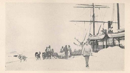 Tragická plavba lodi Karluk, 1913: Devět měsíců v ledu. 22 mužů, Inuitka, 2 děti, 29 psů, kočka. Vůdce výpravy utekl