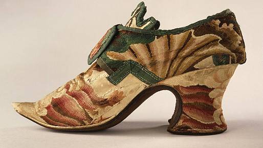 Původně boty na podpatku nosili muži. Jejich nošení bylo ze začátku velmi praktické