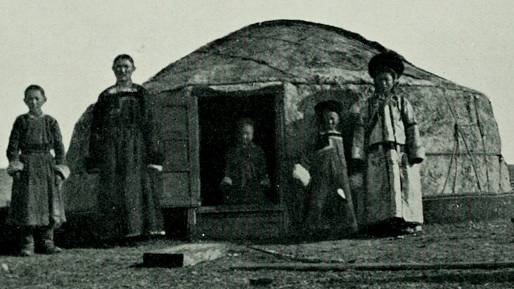 Velmi rychle se Burjati nechali rusifikovat: Pastevci si stavěli nevkusné ruské domy, ale bydleli v jurtách na dvorku
