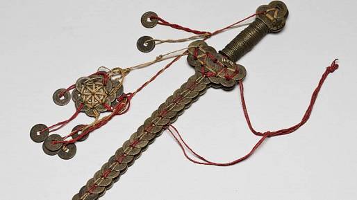 Zbraň pro boj s démony, mincový meč se používal pro exorcismus a v taoistických rituálech