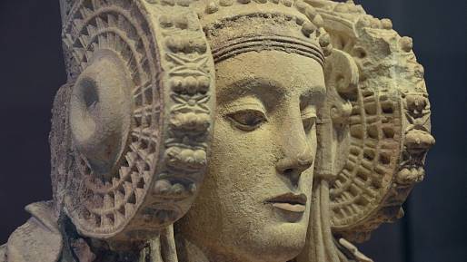 Paní z Elche vyniká jako jedna z nejpodivnějších starověkých soch. Vyvolala teorie, které ji spojují s dávno zapomenutou společností, nebo dokonce s mimozemšťany