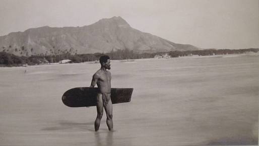 Nazí havajští surfaři učarovali Marku Twainovi. Předvedli mu oceán jako domov božstev a duchů