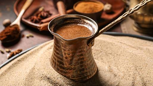 Nenechte si ujít baristický zážitek: Pravá turecká káva z horkého písku