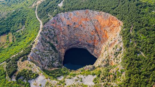 Tajemná Imotská jezera u Splitu: Do jednoho nikdo nedokáže hodit kámen, na dně druhého se hraje jezerní derby