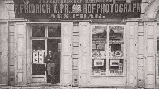 První český podnikatel s cudností byl pražský fotograf. Soud zakázal prodej neslušných pouzder na kuřivo