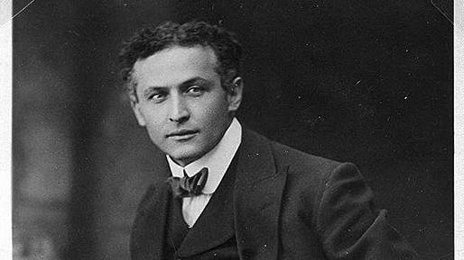 Harry Houdini utekl z nádrže plné vody či z břicha velryby. Smrti však uniknout nedokázal