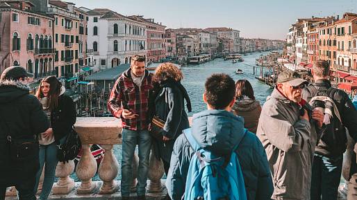 Cappuccino pijí odpoledne, krájí si špagety a neumí pozdravit: Italové prozradili, čím je turisté dovedou naštvat