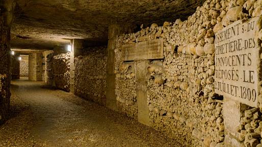 Temné město pod městem: Vítejte v pařížských katakombách, jež byly plněny lidskými kostmi více než 28 let
