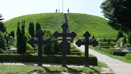 Podzemní mauzoleum nechal pro svou rodinu vybudovat vikinský král Gorm. Křesťanství však zhatilo jeho plány