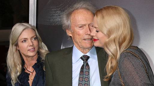 Vztahový čipera Clint Eastwood žil v jednom domě s milenkou, v druhém s rodinou. Má asi osm dětí