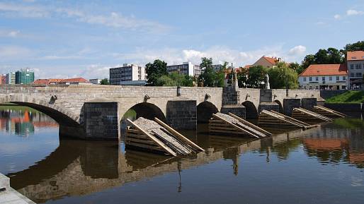 Každý zná Karlův most, ale tento most na severu Čech je starší a málokdo o něm ví