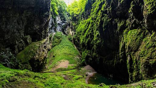 Každý zná Macochu, ale tato propast s naměřenou hloubkou 473,5 metru je hlubší a tajemnější