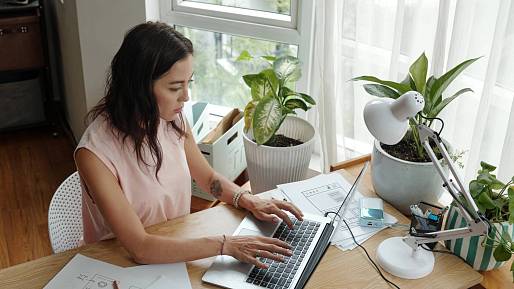 Firmy ruší home office. Češi se bouří, napětí roste a návrat do kanceláře je nevyhnutelný