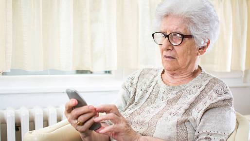 Tísňová linka pro seniory. Tohle číslo vám může zachránit život. Podívejte se, jak v praxi Linka seniorů funguje