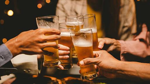 Myslíš si, že jsi chytřejší než tvůj barman? Hospodský kvíz tě vyvede z omylu, nebo potvrdí tvou genialitu