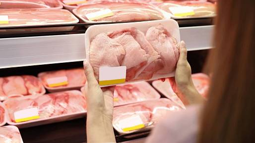 Máte doma toto kuře? Z Polska se k nám dostala salmonela. Týká se i těchto oblíbených potravin