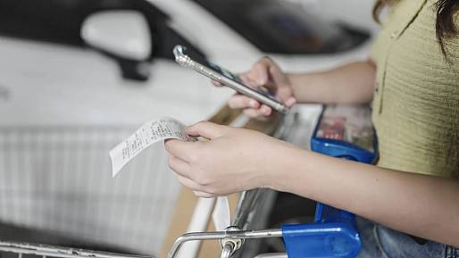 Jsi finančně negramotný, nebo jenom líný zjišťovat ceny? Kvíz, který ti ukáže pravdu, jak znáš ceny základních potravin