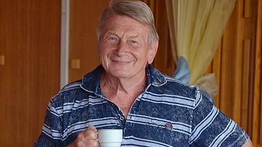 Podívejte se, jak si Josef Dvořák užívá luxusní roubenku v České ráji, srdcem domova je krásná kuchyň s kachlovými kamny