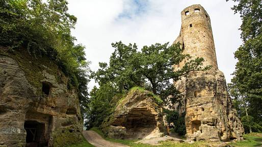 Karlštejn zná každý, ale tento hrad nabízí výhledy bez davů turistů