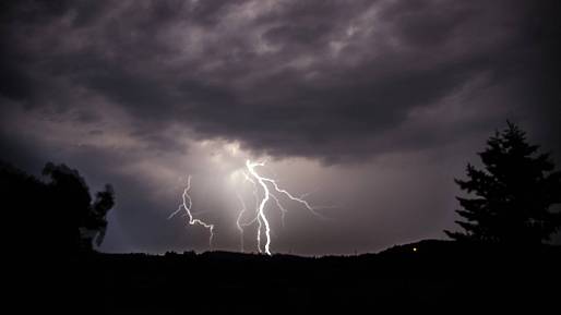 Obloha ztemní jako ve filmu o konci světa. Meteorologové varují: Už dnes to praskne