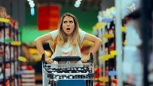 Kritika sílí: Supermarkety připravují zákazníky o tisíce. Podívejte se, jak vás ošidí bez varování
