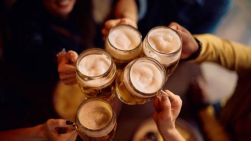 Tady pivo nestojí majlant a teče proudem. A přesně to Čechy táhne