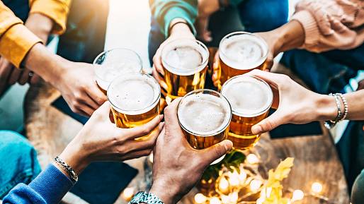 HOSPODSKÝ KVÍZ: Vědomosti, pivo a 10 otázek, které zamotají hlavu i štamgastům. Většina lidí vyhoří už u 4. otázky HOSPODSKÝ KVÍZ: Vědomosti, pivo a 10 otázek, které zamotají hlavu i štamgastům. Většina lidí vyhoří už u 4. otázky