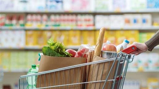 Bohatí vydělávají, chudí platí víc. Supermarkety zneužívají slevy k vlastnímu zisku