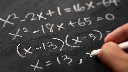 Základní matematika pro školáky, ale většina dospělých nepochopí, jak to spočítat: 12 ÷ (4 + 4) × 5