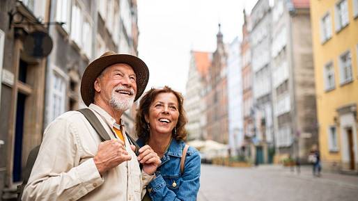 Důchodci i lidé 55+ ušetří tisíce, stačí jim tenhle průkaz. Požádejte o něj