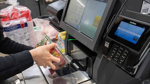 Tajná hra supermarketů: Prodavači tají, jak se skutečně zneužívají samoobslužné pokladny