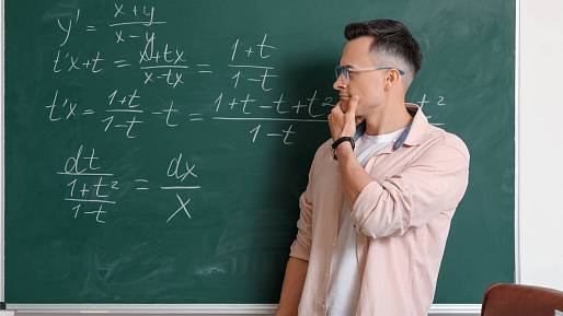 Na první pohled jednoduché, ale... Víte, jak správně vyřešit: 7 + 21 ÷ (3 × 1)?