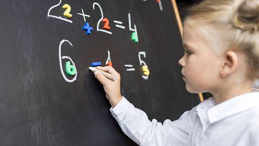 Dětský příklad, který mate dospělé. Zjistěte, kolik je vlastně 60 – (8 + 4) × 3