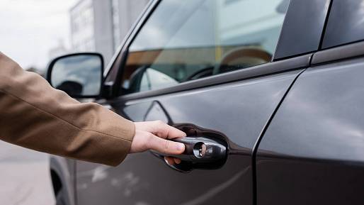 Češi tenhle detail při parkování ignorují. A stojí je to 5 000 Kč