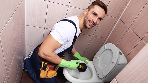 Tenhle starý trik na ucpaný záchod používají i instalatéři