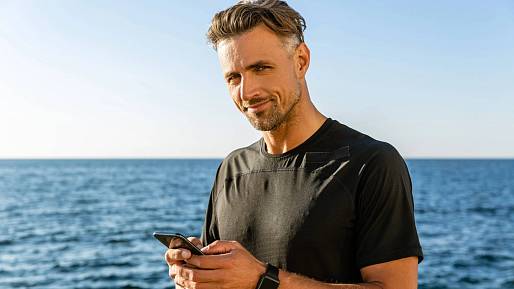 Hlava třeští, oči pálí… ale hlavně, že máte nejnovější telefon