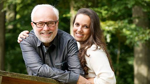 Mladé Češky utíkají ke starším mužům. A rozhodně to není náhoda