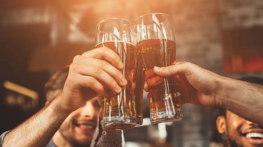 ČEŠI, PIVO A VLAST: Říkáte si štamgast? Tenhle hospodský kvíz Vás rychle uzemní