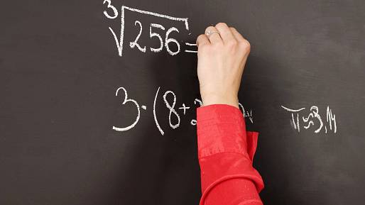 Tohle si zkuste bez kalkulačky. 12 – 6 ÷ 2 × (1 + 2) rozbije vaše ego raz dva