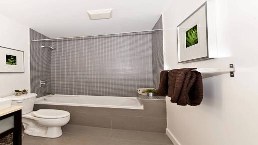 Tenhle doplněk je noční můrou všech designérů. A přitom ho má v koupelně snad každý Čech