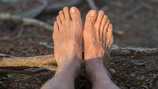 Důchodci 65+ podceňují tuhle část těla, přitom je může ve stáří zachránit