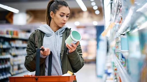 Potraviny s nálepkou „fit“, „light“ nebo „bez cukru“. Vypadají jako skvělá volba pro zdravější jídelníček, ale realita bývá jiná