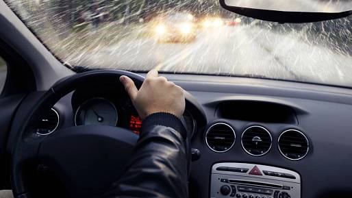 Povinná výbava? Většina Čechů neví, co to vůbec znamená, dokud nezůstanou trčet v koloně