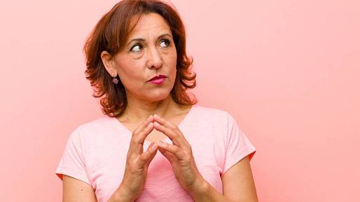 Důvěru v lidi mají více senioři, méně důvěřiví jsou lidé žijící single nebo mladí
