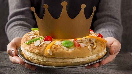 Španělská tradice Tří králů: Věnec Roscón de Reyes jako symbol dárků a napětí