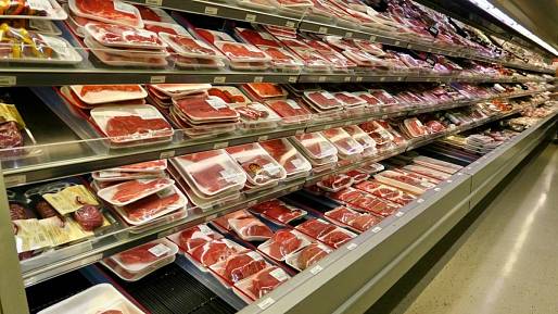Přísná pravidla a kontroly: Jak supermarkety nakládají s masem po datu spotřeby