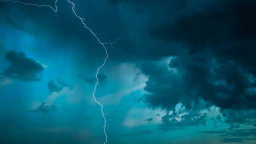 Meteorologické mapy se rozblikaly červeně: Na Česko se předčasně ženou první aprílové bouřky