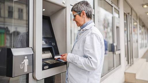 Banky v tichosti zavedly nové pravidlo. Kdo nezná tento fígl s bankomatem, přichází o stovky ročně