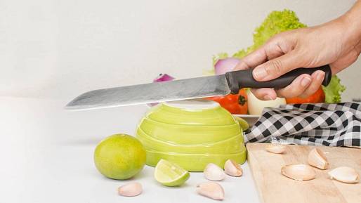 Jak si poradit s tupým nožem: Pomůže obyčejný keramický hrnek