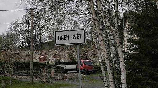 Na Onen Svět dojedete autem. Vtipný název české obce baví turisty i úředníky